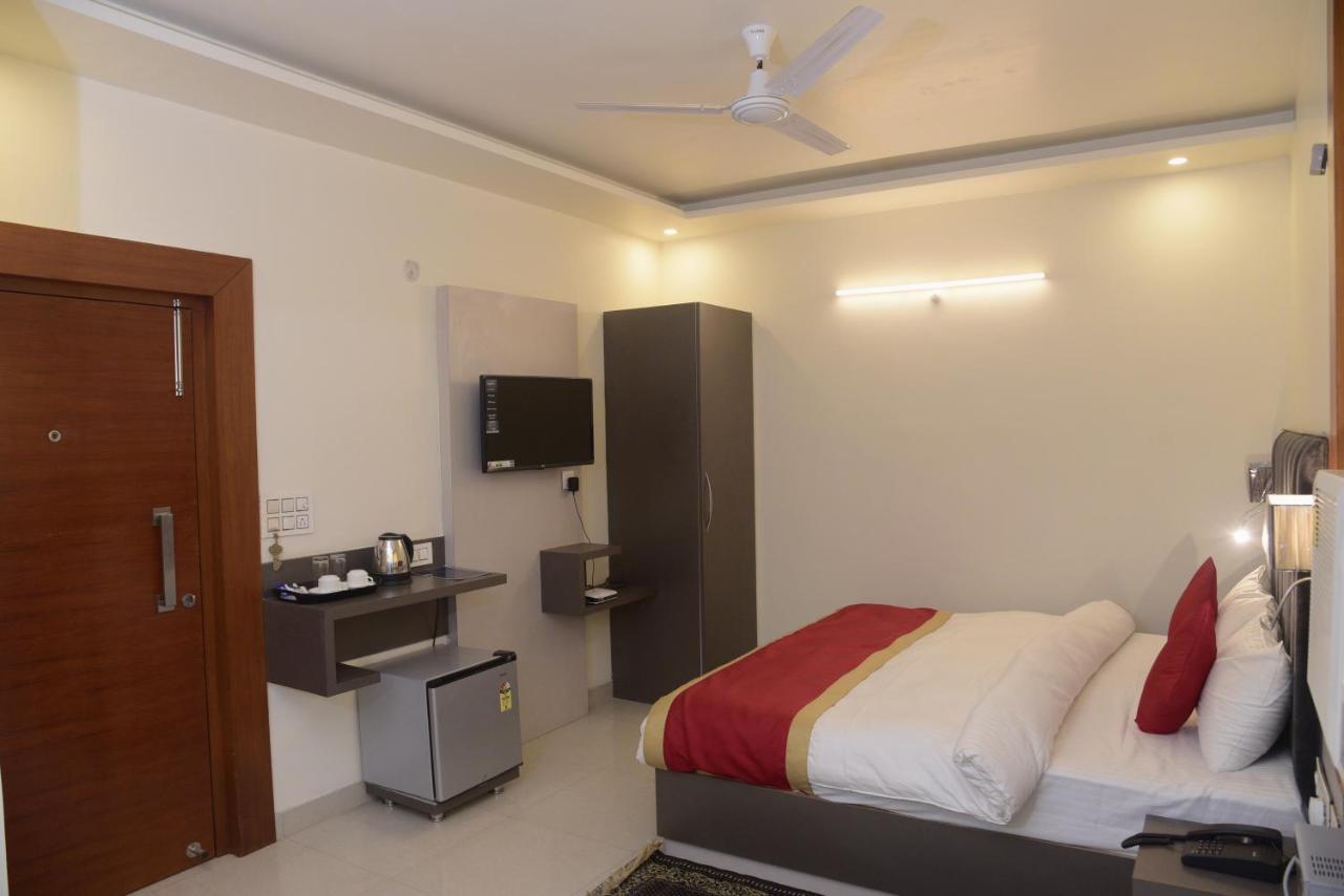 Hotel Le Cypress Bareilly Exterior foto