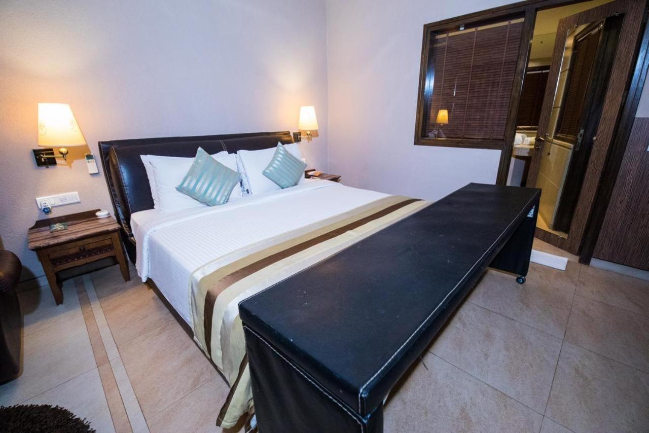 Hotel Le Cypress Bareilly Exterior foto